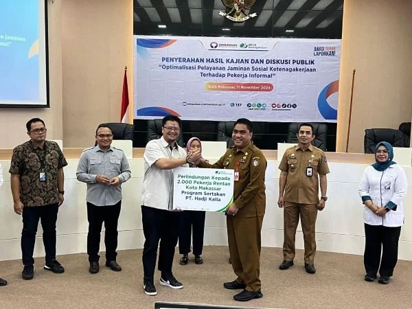 Penyerahan CST Kalla Toyota untuk 2.000 Pekerja Informal di Sulsel (Dok : Ist).