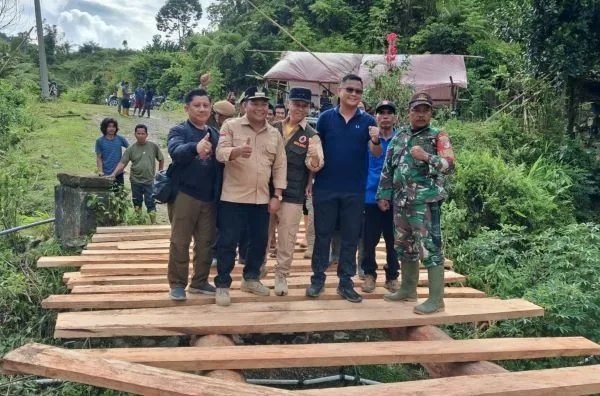 Pembangunan jembatan darurat oleh Pemkab Mamasa dan Pemprov Sulbar. (Dok: Ist)
