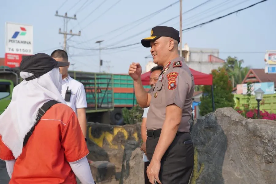 Kapolda Sulbar bersama jajaran PJU ketika mengatur lalu lintas dan menyapa masyarakat (Dok: Ist)