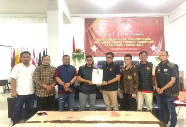 Ketua KPU Jeneponto, Asmin Syarif bersama Ketua Bawaslu Muhammad Alwi serta sejumlah Komisioner KPU Jeneponto saat menyelesaikan proses penetapan rekapitulasi hasil perhitungan suara di tingkat kabupaten.