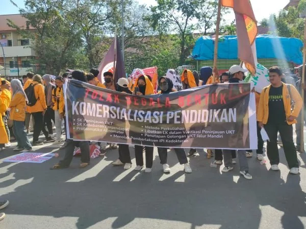 Aksi unjuk rasa mahasiswa UNM di depan Gedung Menara Phinisi UNM, jalan A.P Pettarani (Dok: Atri KabarMakassar).