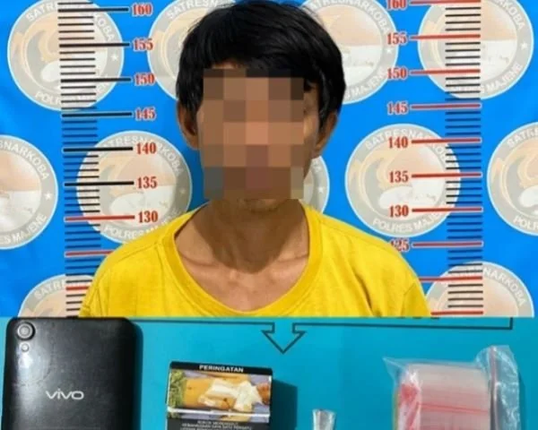 Pelaku beserta barang bukti yang berhasil diamankan Satresnarkoba Polres Majene (Dok : Ist).