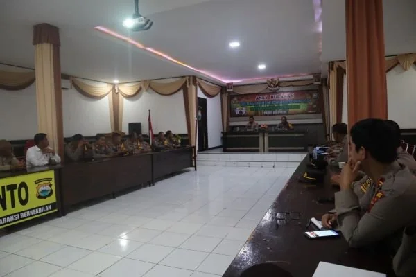 Kapolres Jeneponto, AKBP Widi Setiawan didampingi Wakapolres, Kompol Muh. Idris saat menyampaikan intruksi ke jajarannya (Dok : Ist).