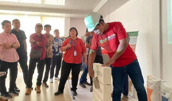 Kalla Beton saat memperkenalkan mortar instan dalam pemasangan bata ringan (Dok: Ist)