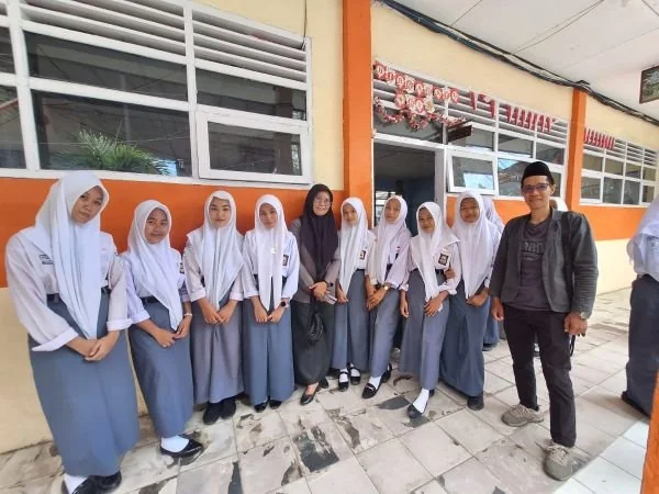 Komisioner Bawaslu Jeneponto, Bustanil Nassa saat melakukan pemantauan pemilihan ketua OSIS (Dok : Ist).