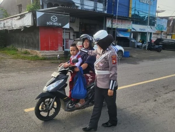Anggota Polres Sinjai menggelar  pengaturwn lalu lintas (Dok : Ist).