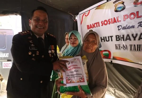 Kapolres Jeneponto Bagikan Beras Gratis ke Warga. (Dok: Ist)