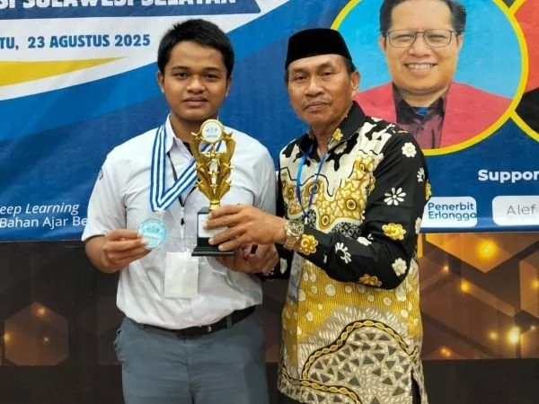 Muh. Irgi Fahrezy saat menerima piala juara 3 diOlimpiade Bahasa Arab Tingkat Provinsi (Dok : Ist).