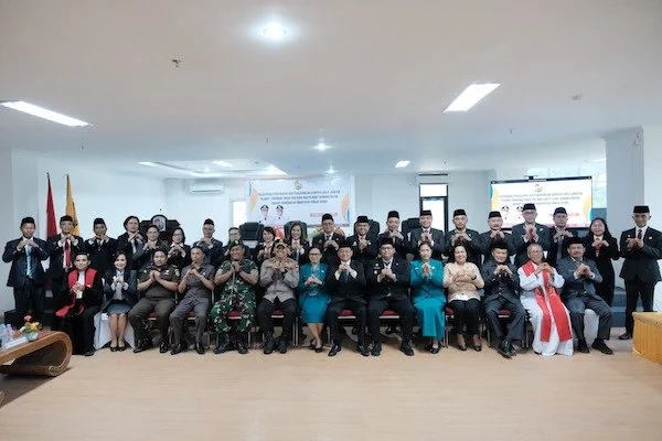 Foto bersama Bupati Torut Frederick Victor Palimbong bersama unsur forkopimda dan 20 pejabat yang baru di lantik.