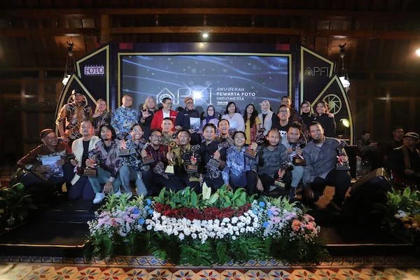 Ketua Dewan Pers, Ninik Rahayu dan Penerima Photo of The Year, Iqbal Lubis, pewarta foto lepas berbasis di Makassar berfoto bersama penerima APFI lainnya di Loji Gandrung, Solo (Dok: Ist)