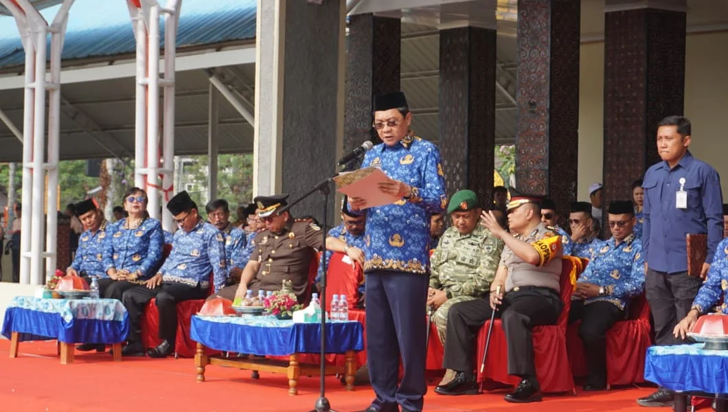 Bupati Toraja Utara dalam menyampaikan amanat Mentri Pemuda dan Olahraga RI, Erick Tohir saat Upacara  Sumpah Pemuda yang dilaknakan di Lapangan Bakti Rantepao, Rabu(28/10/2026)