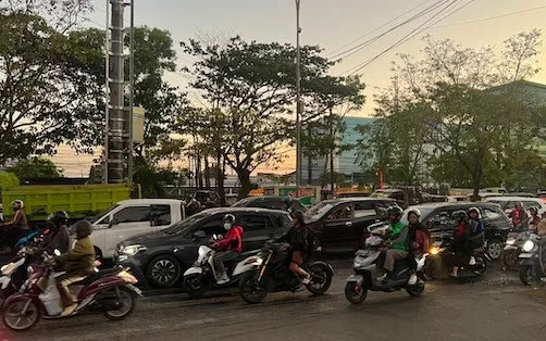Suasana DIdepan Kampus UMI (Foto : Dok. Muhammad Rizqi Korebima KabarMakassar)