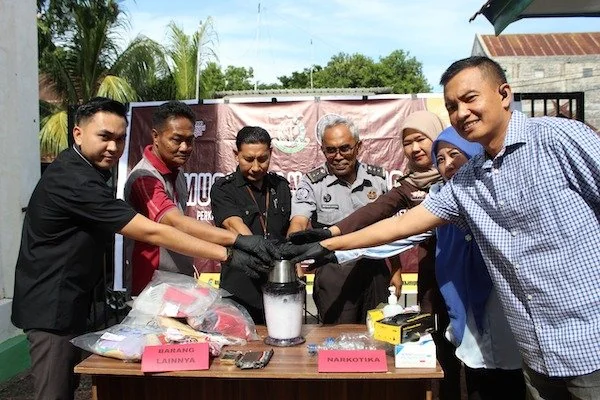 Kejaksaan Negeri (Kejari) Kabupaten Jeneponto, saag memusnahkan barang bukti hasil penyisihan kasus sepanjang periode April 2025. (Ist).
