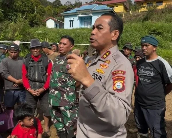 Kapolda Irjen Pol Andi Rian R Djajadi dan Pangdam XIV Hasanuddin Mayjen Bobby Rinal Makmun temui warga terisolir di Latimojong.