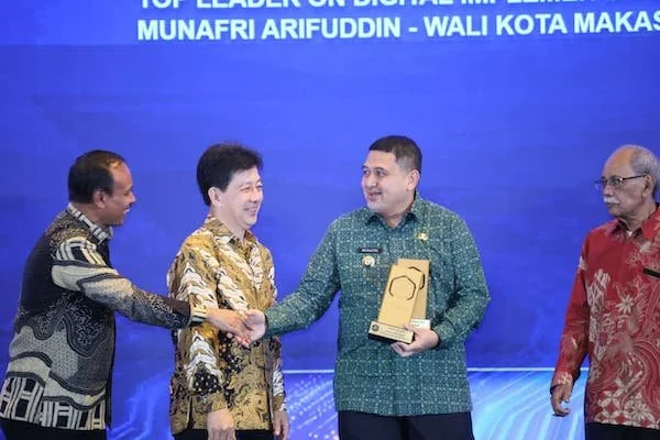 Wali Kota Makassar Munafri Arifuddin saat Menerima Penghargaan, (Dok: Ist).