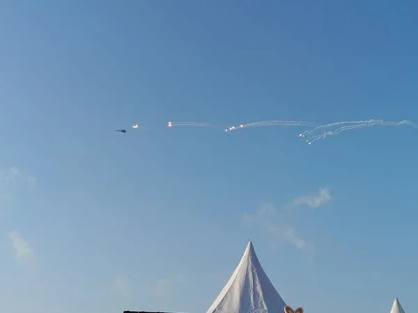 Aerobatic show yang dipandu oleh Lettu PnB Fikri Hira Muzaki dan Letda PnB Candra sebagai opening ceremony sebelum F8 Resmi dibuka, Rabu (24/07) (doc : ist)