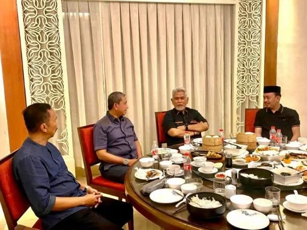 Pasangan Amran Mahmud-Amran SE (Pammase) bersama Ketua DPW PKS Sulsel, Amri Arsyid.