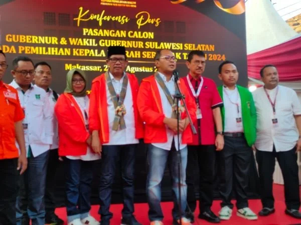 Paslon Danny-Azhar saat lakukan pendaftaran calon kepala daerah di KPU Sulsel (Dok: Ist).