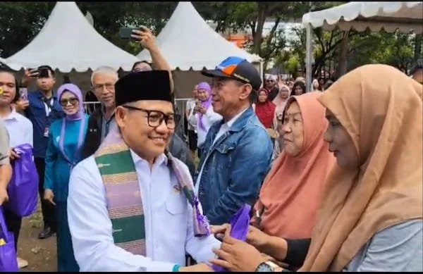 Menko PM Muhaimin Iskandar saat membagikan sembako di Taman Pakui Sayang (dok. Syamsi/KabarMakassar)