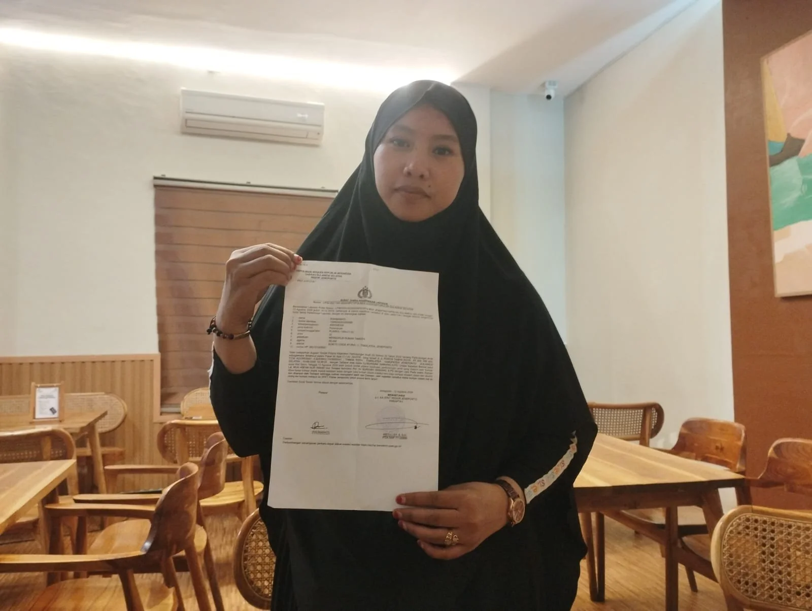 Orang tua siswa Hj Rahmatia saat menunjukkan bukti laporan polisi dihadapan awak media (Dok: Ist)