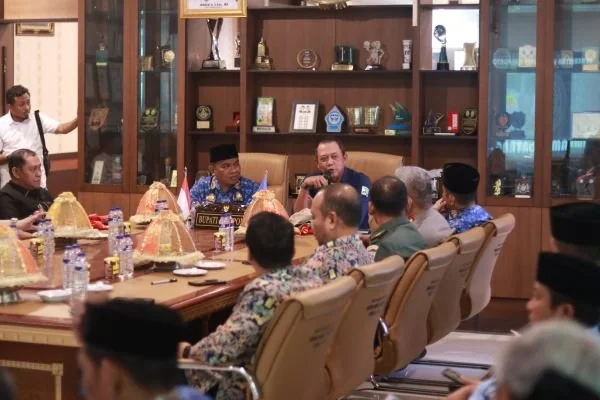 Pj Bupati Junaedi Bakri saat menerima kunjungan kerja Kasubdit Direktorat Cipta Karya Kementerian PUPR, Ir. Komang Raka Mahartana  bersama Anggota DPRD Provinsi Sulsel, Vonny Ameliani dan Lukman B. Kady, serta Kepala BBWS Jeneberang di Ruang Kerja Bupati