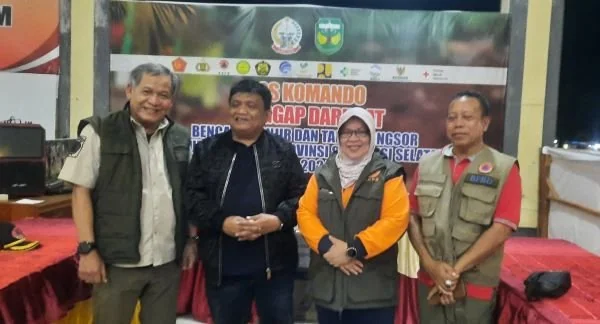 Kepala Pelaksana Badan Penanggulan Bencana Daerah (BPBD) Kabupaten Gowa, Ikhsan Parawansah usai menyerahkan bantuan yang diterima langsung oleh Pj Bupati Luwu, Muh Saleh pada Sabtu, (11/5) malam.