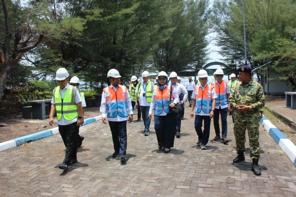 Direksi dan Komisaris PT Pelindo Jasa
Maritim (PJM) melaksanakan Management Walkthrough di Pulau Nipa (Dok: Ist)