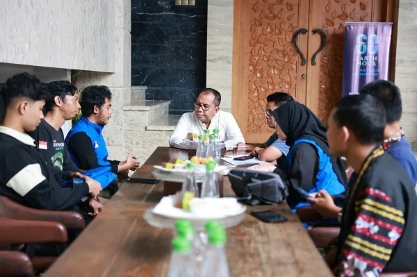 Walikota Makassar, Moh Ramdhan Pomanto saat menerima audiensi Gerakan Earth Hour di Amirullah, Senin (11/3).