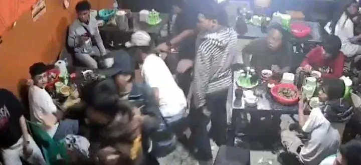 Pengeroyokan terhadap seorang pengunjung warung coto di Kecamatan Panakkukang, Kota Makassar (Dok: Ist)