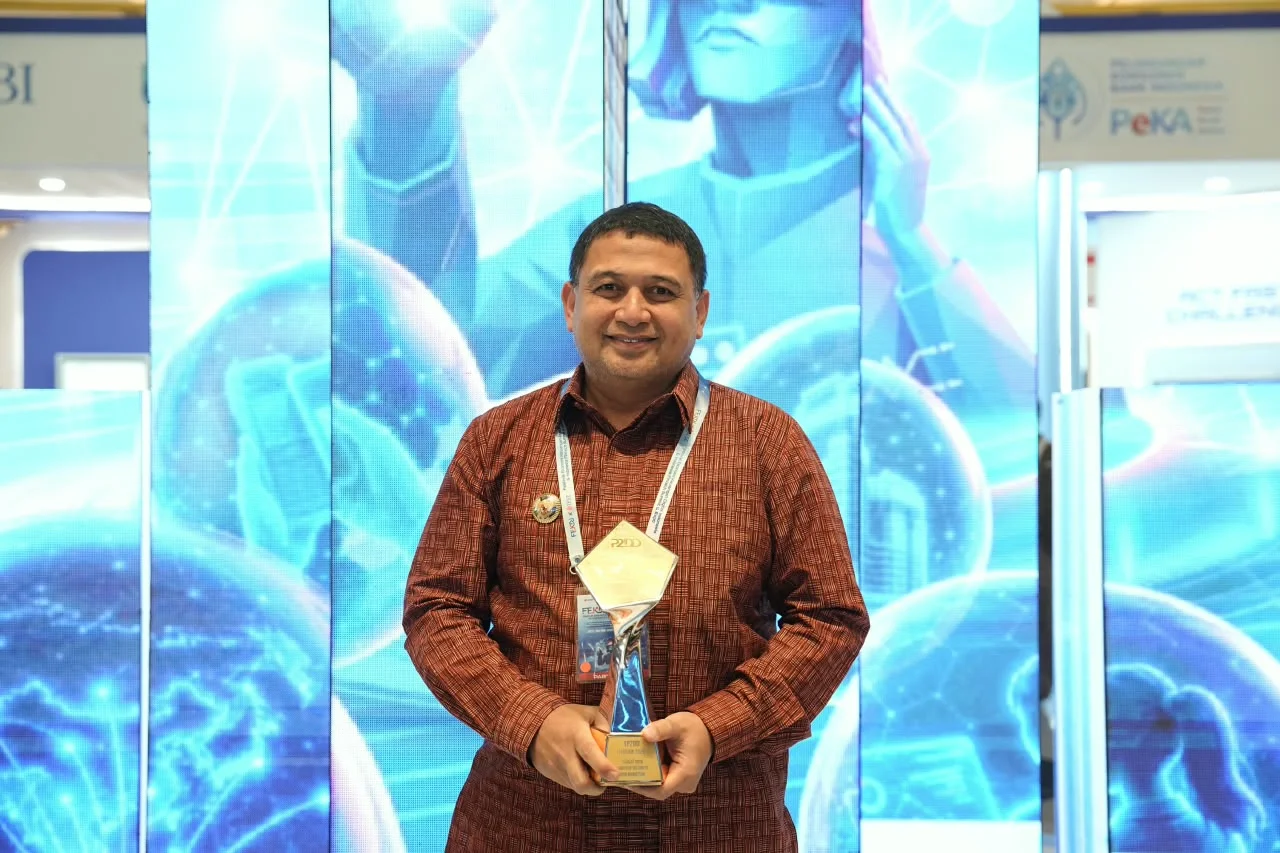 Wali Kota Makassar Munafri Arifuddin saat Menerima Penghargaan (Dok: Ist).