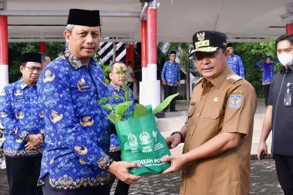 Penjabat Gubernur Sulsel, Bahtiar Baharuddin, menyerahkan bibit pohon dalam Program Sedekah Pohon di Hari Kesadaran Nasional.