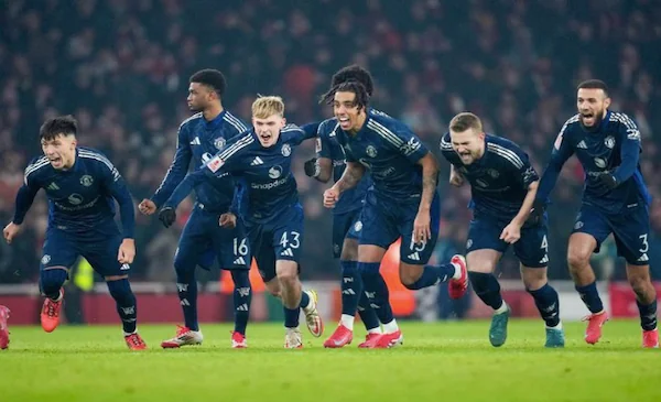 Selebrasi skuad Manchester United di babak adu penalti laga FA Cup versus Arsenal, Minggu (12/1/2025). (c) AP Photo/Kin Cheung