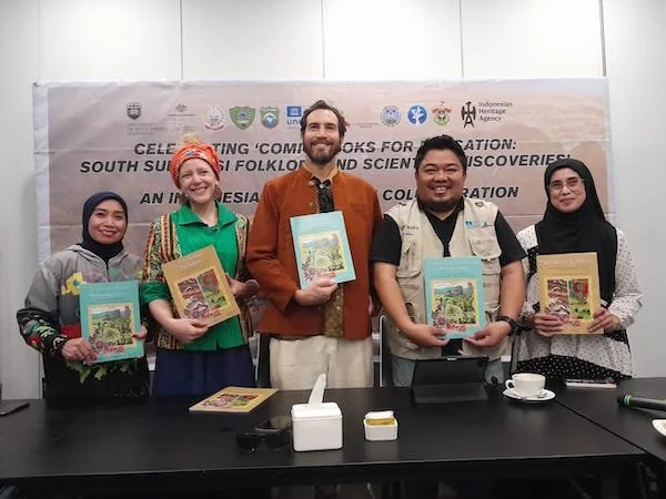 Badan Pengelola Geopark Maros-Pangkep memperkenalkan dua komik edukasi yang diterbitkan hasil kolaborasi dengan University of Wollongong Australia (dok. Syamsi/Kabar Makassar)