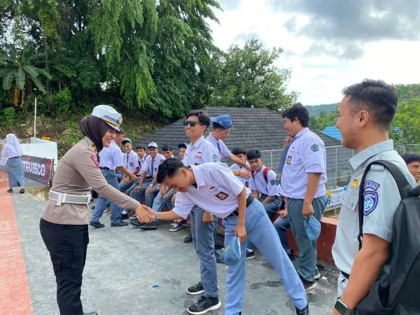 Polwan Ditlantas Polda Sulbar saat berada di SMA Negeri 2 Mamuju.