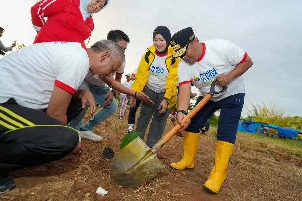 Pj Gubernur Sulbar, Bahtiar Baharuddin saat melakukan penanaman di Mamuju Tengah.