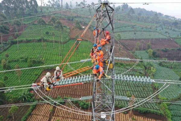 Ilustrasi pemeliharaan jaringan transmisi oleh petugas PLN sebagai bagian dari upaya menjaga keandalan dan kestabilan Sistem Sulbagsel (Dok: Ist)