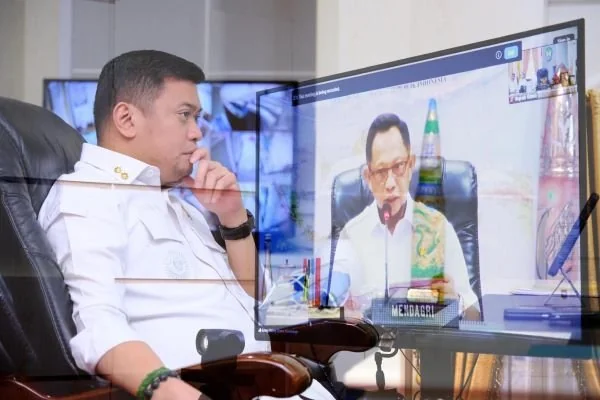 Bupati Gowa, Adnan Purichta Ichsan saat mengikuti Rapat Koordinasi Penyelesaian Penataan Tenaga Non ASN di Instansi Pemda yang dipimpin oleh Menteri Dalam Negeri secara virtual (Dok : Ist).