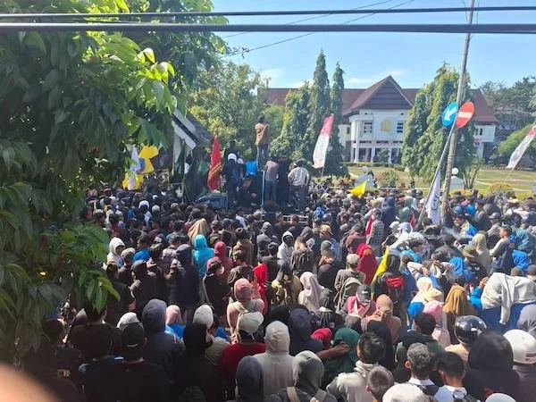 massa aksi tolak kenaikan PBB P2 di Kantor Bupati Bone (Dok:Ist)