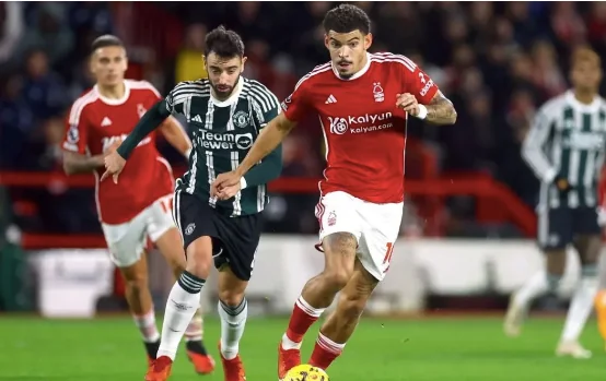 Pemain Nottingham Forest Morgan Gibbs-White (tengah)