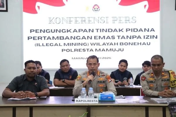 Kapolresta Mamuju saat memimpin konferensi pers pengungkapan tindak pidana pertambangan Ilegal di Bonehau. (Dok: Ist)