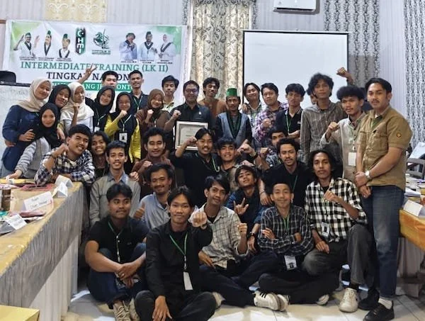 Wakil Ketua Dewan Perwakilan Rakyat Daerah (DPRD) Jeneponto, M. Basir, saat berswafoto dengan anggota HMI dalam acara Latihan Kader (LK) II (Intermediate Training) Tingkat Nasional Himpunan Mahasiswa Islam (HMI) di Hotel Lingkar, Jl. Lingkar, pada Senin s