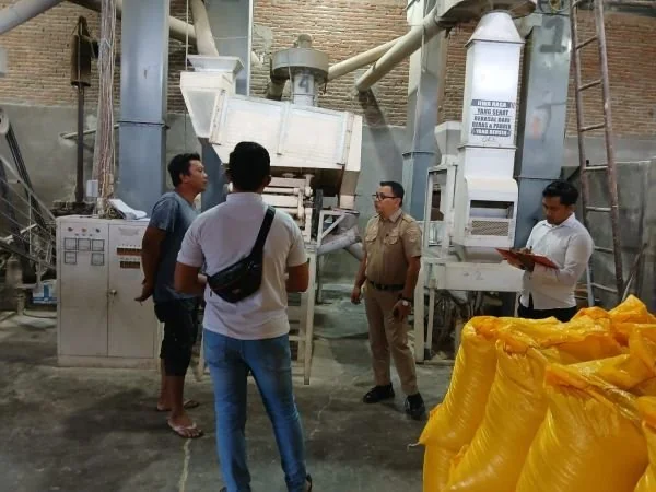 Dinas Koperindag dan Polda Sulbar saat melakukan sidak pabrik penggilingan beras di Kecamatan Kalukku (Dok : Ist).