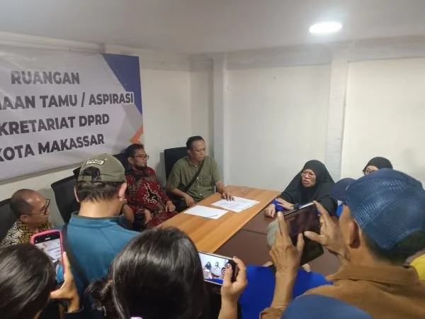 Anggota DPRD Kota Makassar saat Menerima Ratusan Pedagang Asongan Pantai Losari, (Dok: Sinta KabarMakassar).