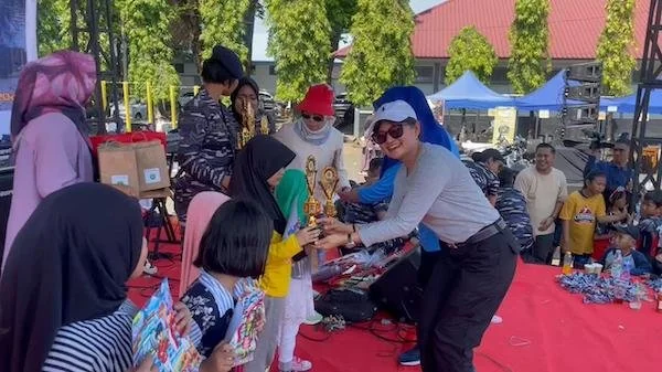 Pemberian hadia lomba di kegiatan HUT Lantamal VI ke 74 (Dok: Ist)