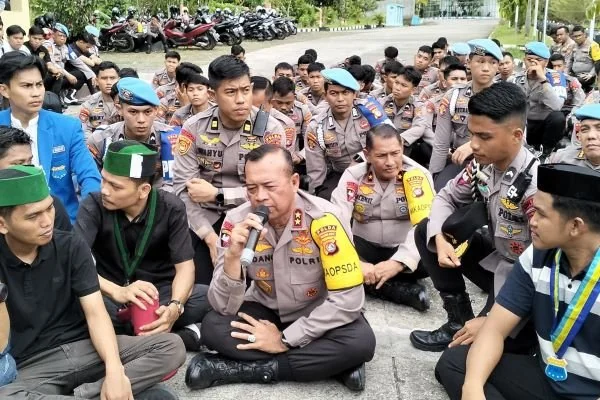 Kapolda Sulbar Irjen Pol Adang Ginanjar saat menemui massa aksi (Dok : Aldy KabarMakassar).