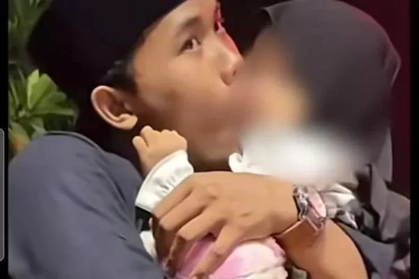 Tangkapan layar video Mohammad Elham Yahya Luqman yang mencium anak perempuan saat berdakwah (dok. Ist)