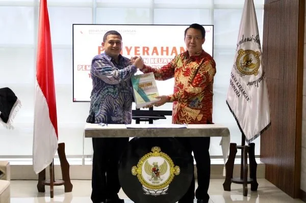 Wali Kota Makassar saat menyerahkan LKPD ke BPK (Dok : Ist).