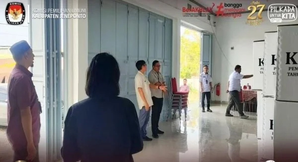 Kasi Intel IV Kejati Sulsel,  Anton Sulaeman Hasnawi bersama Kabag Keuangan Umum dan Logistik KPU Sulsel, Andi Asmar Sugianto saat melakukan monitoring di gudang 2 Logistik KPU Jeneponto (Dok : Ist).