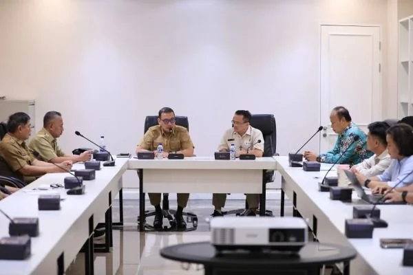 Sekda Zulkifly Nanda Menerima Kunjungan Koordinasi Membahas Pelaksanaan Program Kampung Redam yang Dilaksanakan Dirjen Pelayanan dan Kepatuhan HAM Kementerian Hak Asasi Manusia (Dok: Ist).