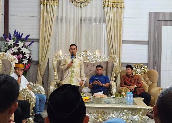 Pj. Bupati, Reza Faisal Saleh saat melakukan silaturahmi dengan Bupati dan Wakil Bupati Jeneponto terpilih, H. Paris Yasir dan Islam Iskandar di Rujab. (Ist).